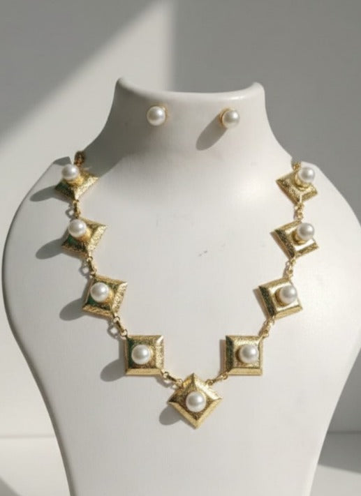 Pearl & Hammered Gold Geometric Statement Necklace Set – Elegant Bridal & Evening Jewelry